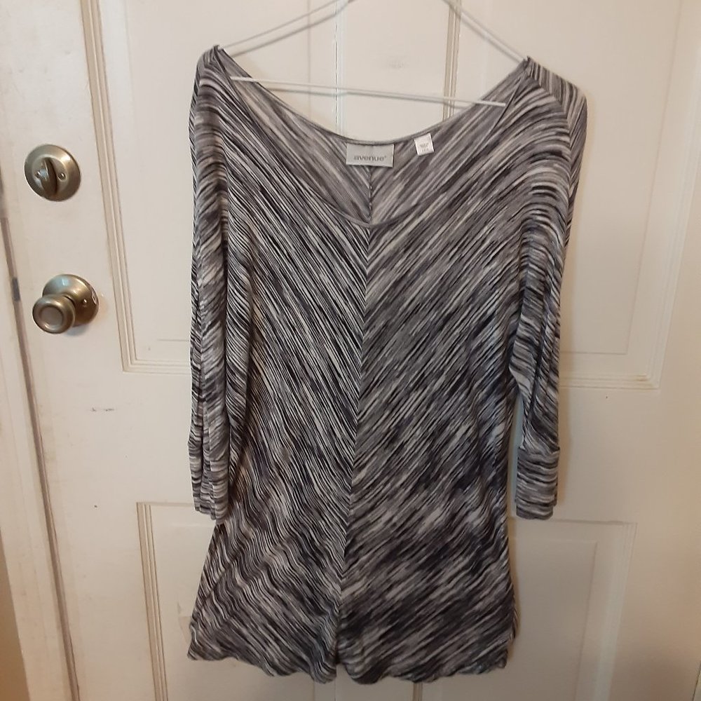 Avenue, 14/16, Black and gray tunic